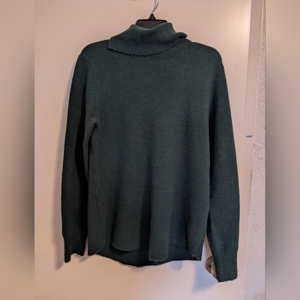 EUC Bench green sweater - medium